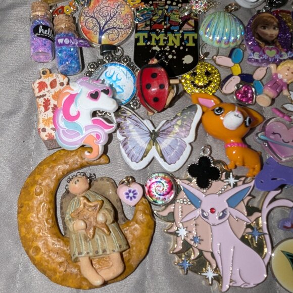 Large Mixed Pendant/Jewelry Findings Lot 5411 - Picture 3 of 5